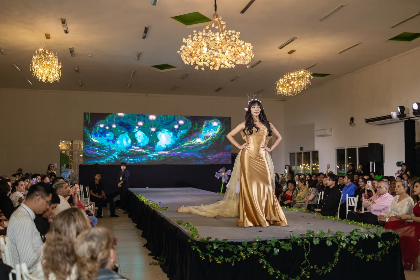 Vista de la pasarela de ARCADIA, con un diseño dorado de larga caída.