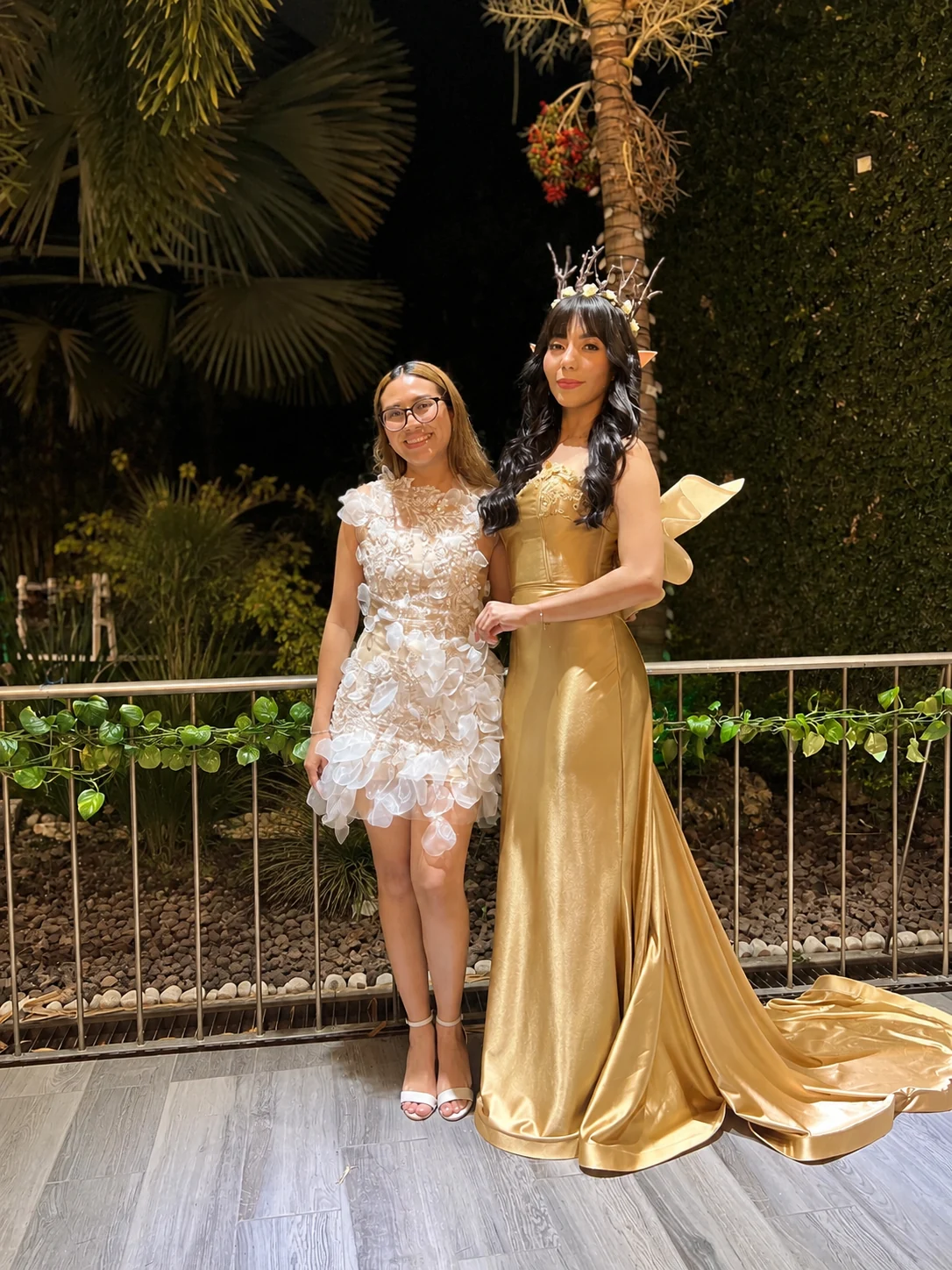 Olaysa Tolentino junto a una modelo con un diseño de la colección ARCADIA.