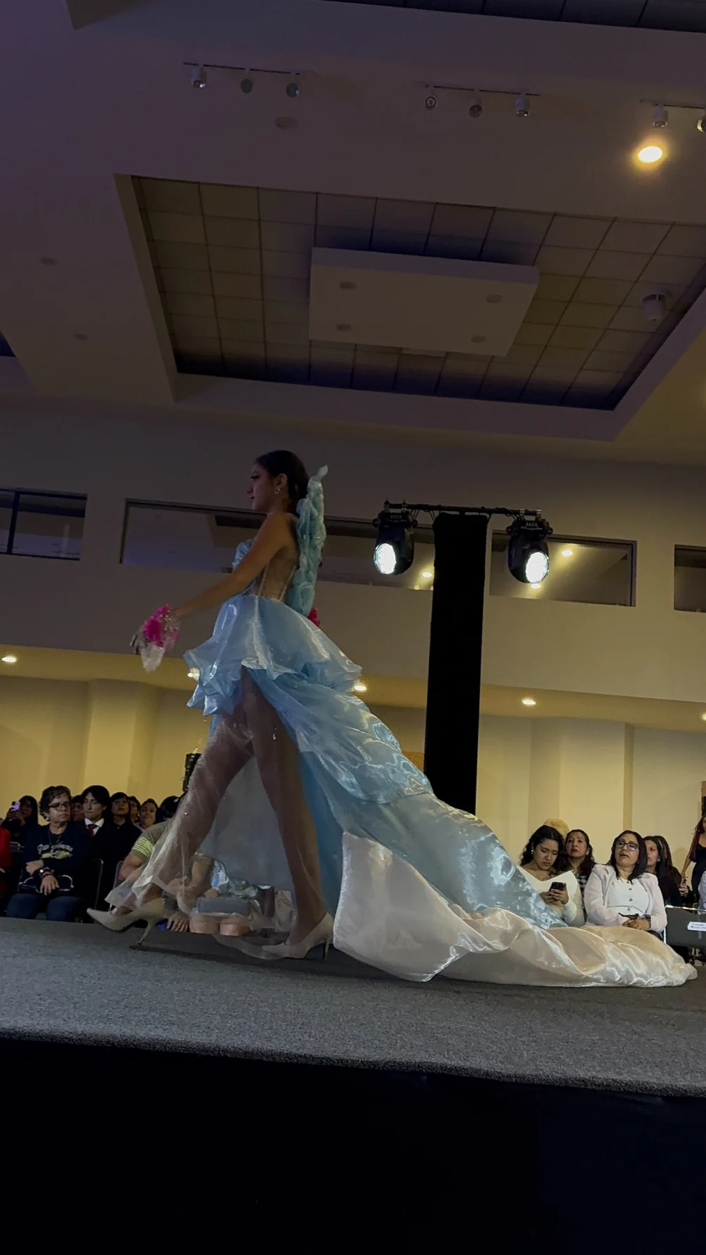 Vestido azul de gran cauda de EXPO MANIQUIE en pasarela.
