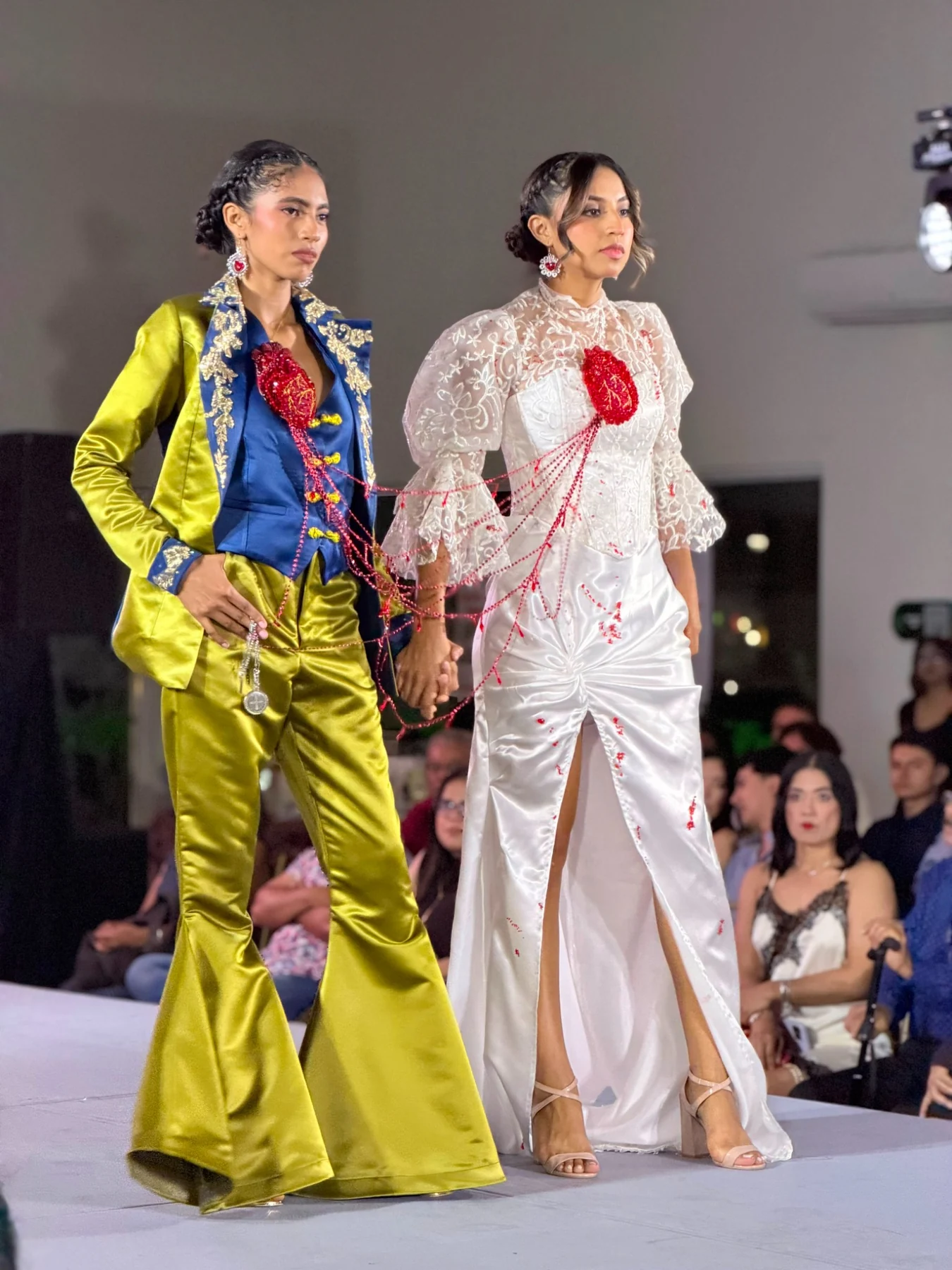 Dos diseños de MEXALIA, en verde luminoso y marfil con acentos rojos.